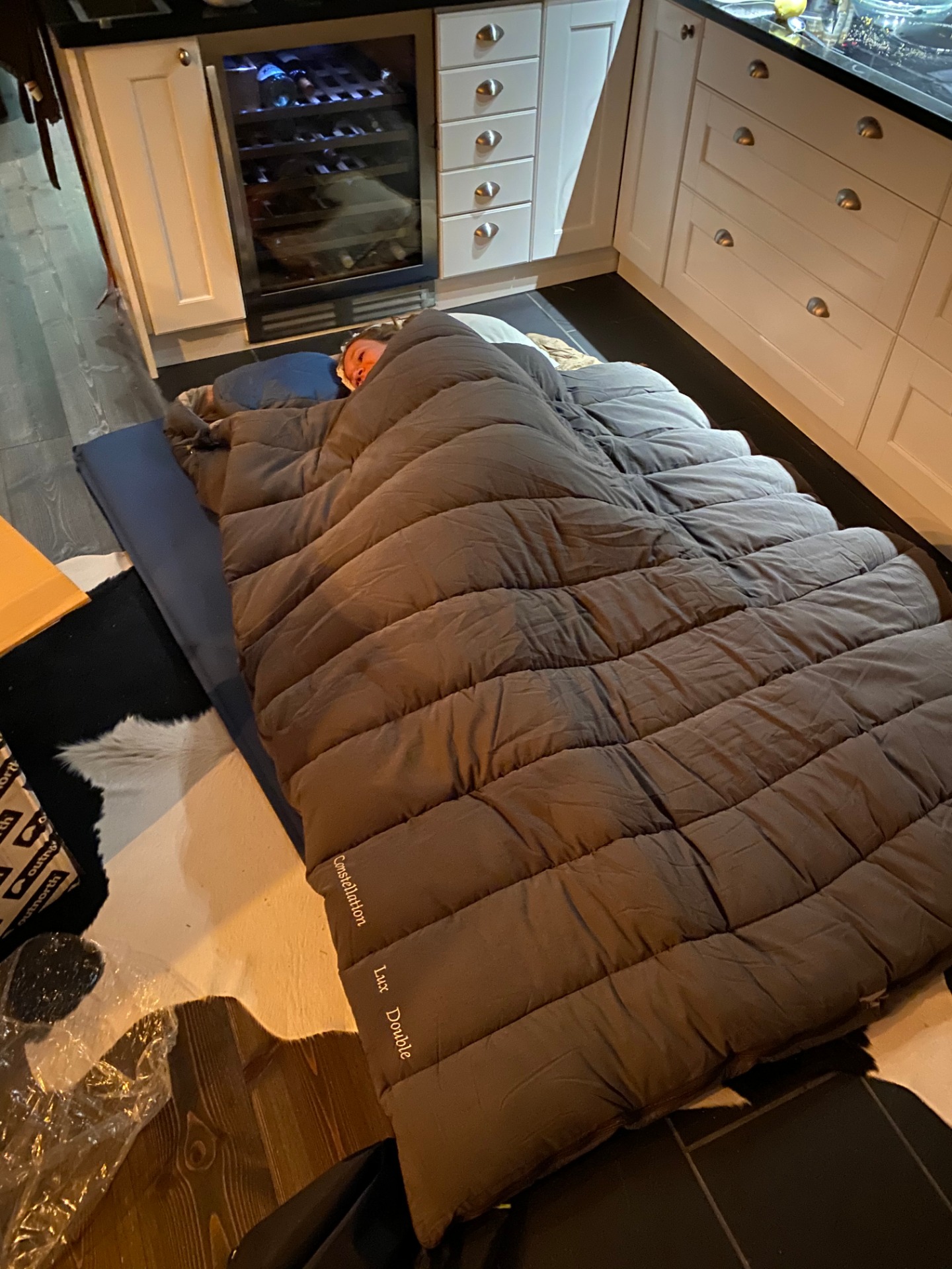 Leonora testar den gigantiska sovsäcken och liggunderlag